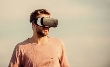 O kadar gerçek ki. Erkek gerçekliği. Modern görünüyor. Kendi işini kur. Dijital gelecek ve yenilik. Maço adam kablosuz sanal gerçeklik gözlüğü takıyor. Seksi adam gökyüzü arkaplan gözlüğü