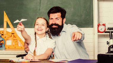 Okul boş zamanlarında öğreniyor. Öğrencilerden oluşan bir topluluk yaratmak. Öğretmen ve okul kızı. Sakallı pedagog ve öğrenci eğleniyor. Etkin bir şekilde büyüyen ve başarılı olan ilgili öğrenciler.