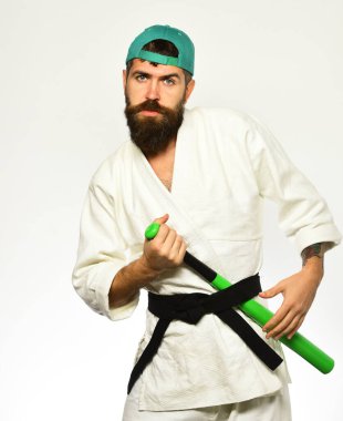 Kimonolu sakallı ve beyaz şapkalı bir adam.