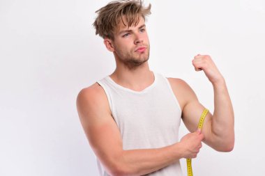 Bisepsi ve pazısı olan dağınık saçlı bir sporcu.