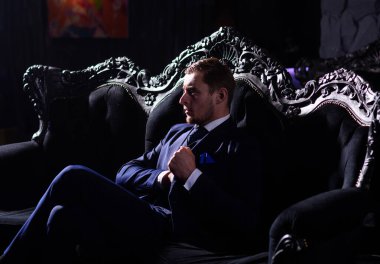 Vintage lüks koltukta iş, zenginlik ve başarı konsepti