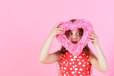 Şefkat ve şefkat Kırmızı elbiseli uzun saçlı tatlı çocuk, kopyala boşluğu.