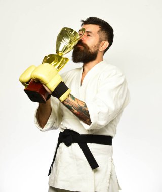 Antrenman ve kazanma ödülü. Altın boks eldivenli karateci.