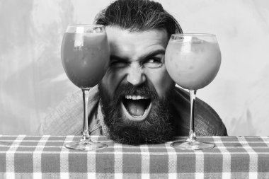 Tropikal alkollü taze kokteyller arasında bıyıklı Kafkas hippisi.