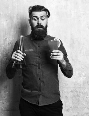 Alkol iğnesi, cam tüp ya da matara tutan vahşi hipster.