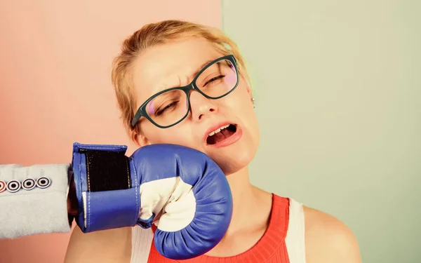 Colpisci in faccia. Distruggi la bellezza. Servizi di cosmetologia e chirurgia plastica. Un pugno forte. Mano nella mano guanto da boxe pugno volto femminile. Un pugno doloroso. Denti concetto di dolore. Testa indifesa. Sofferenza — Foto Stock