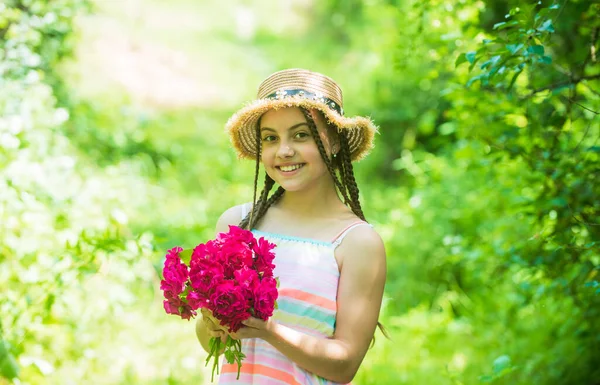 Kleines Mädchen mit sommerlichem Rosenstrauß. Sommerurlaub und Urlaub. weibliche Schönheit und Mode. Kinderglück. glückliches Kind sammelt Blumen. Kinderspaziergang im Frühlingspark oder Garten — Stockfoto