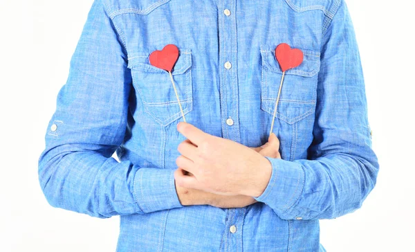 Blauw shirt met rood vilten hart, liefde of speciaal cadeau concept — Stockfoto