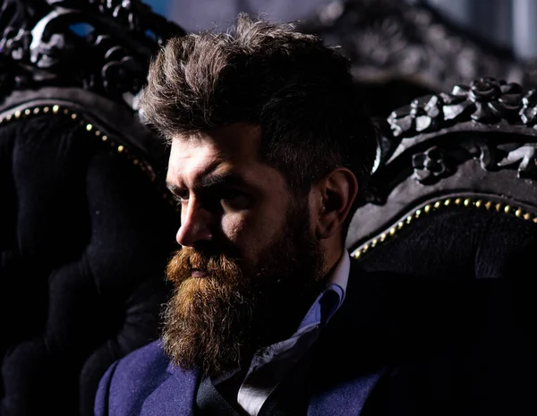 Портрет серьезного человека с длинной бородой — стоковое фото