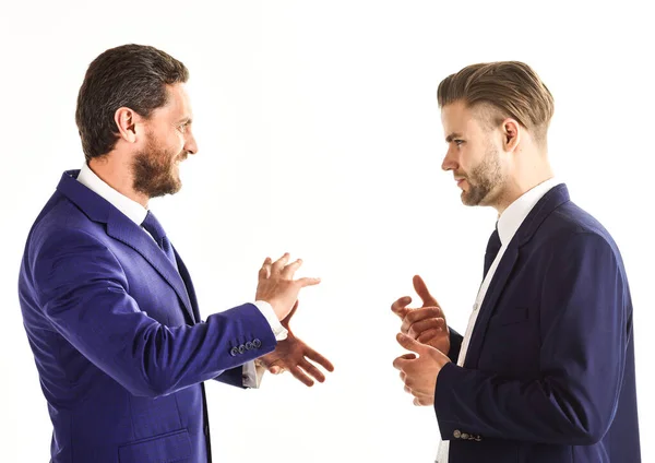 Empresario con cara sonriente y expresión de manos explicando negocios — Foto de Stock