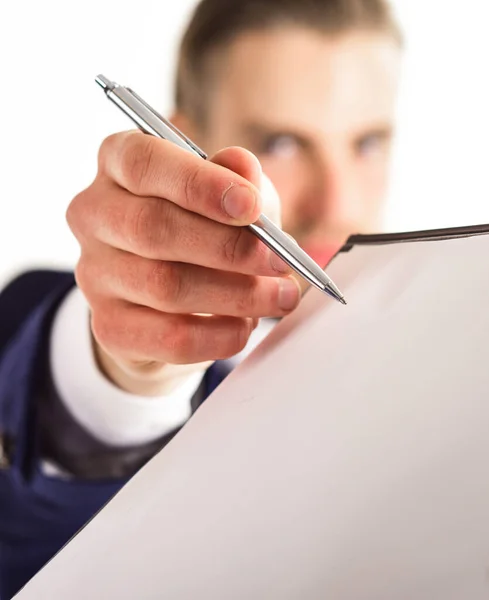 Üzletember tart toll mellett papír dokumentum, közelről. — Stock Fotó