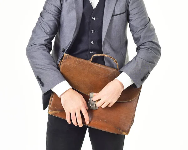 Beyaz arka planda izole edilmiş erkek ellerinde klasik bavul..