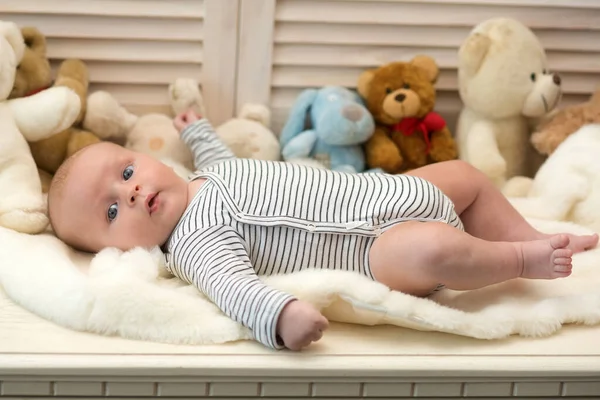 Concepto de infancia y curiosidad. Niño en traje de cuerpo rayado — Foto de Stock