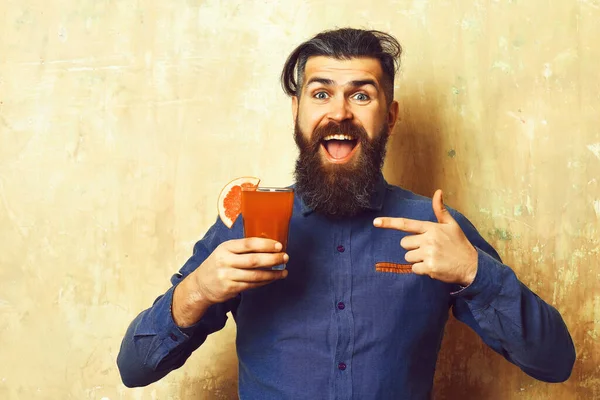 Brutal hipster holding tropical alcoholic fresh cocktail — Stock Photo, Image