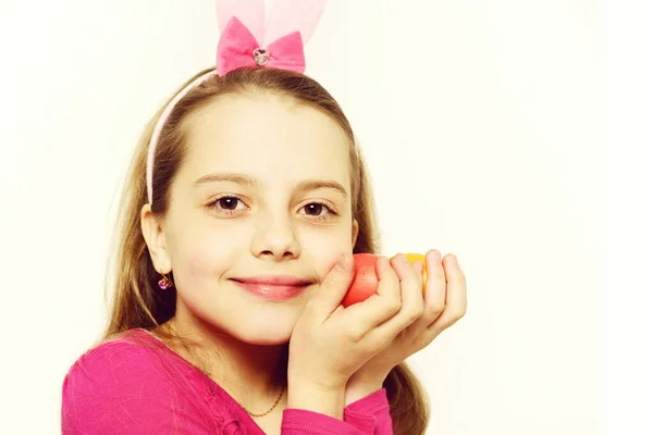 Pequeña niña feliz con huevos de Pascua aislados en blanco — Foto de Stock