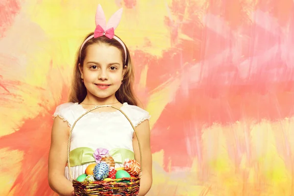 Pequena menina feliz segurando pottle com ovos de Páscoa — Fotografia de Stock