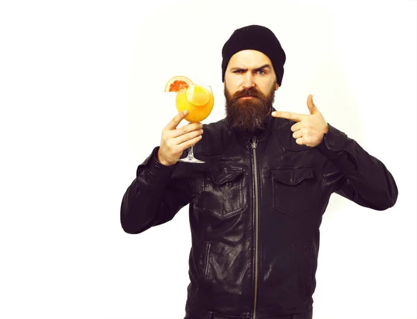 Brutale blanke hipster met alcoholische drank of verse cocktail — Stockfoto