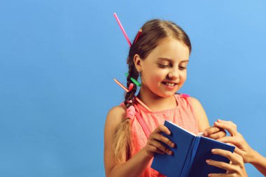 Gülümseyen ve özenli yüzlü liseli kız.