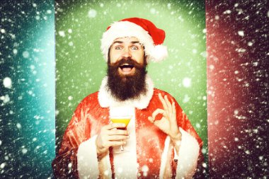 Gülümseyen sakallı Noel Baba Adam