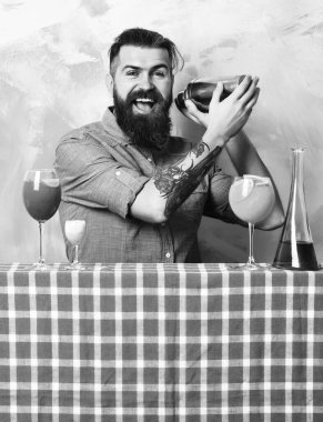 Alkollü kokteyller ve bar zımbırtılarıyla haşin Kafkas hippileri.