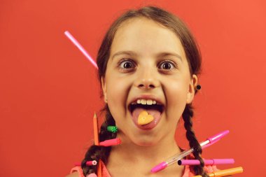 Okul konseptine geri dönelim. Pembe elbiseli, örgülü çocuk.