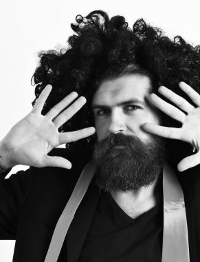 Takım elbiseli beyaz hippi ve siyah kıvırcık peruklu.