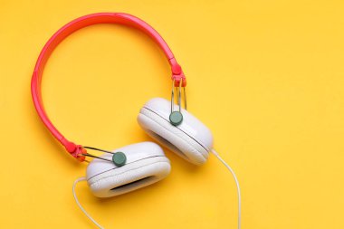 Müzik kulaklığı, kopyalama alanı. Kulaklıklar beyaz ve kırmızı