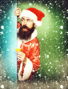 Şaşırmış sakallı Noel Baba adam