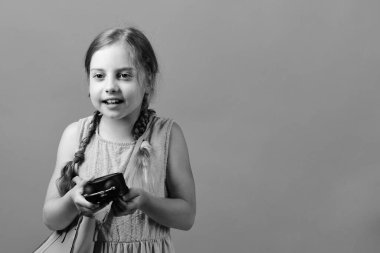 Okul zamanı ve program konsepti. Siyah retro saati olan kız