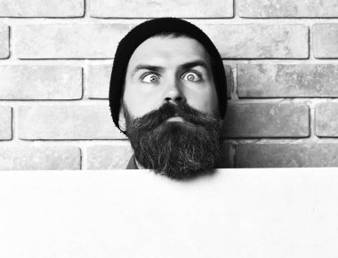 Beyaz kağıt çarşaflı vahşi beyaz hippi sakallı.