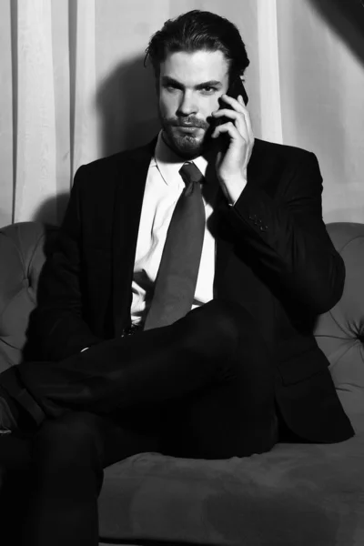 Homem barbudo, homem de negócios falando no celular com gravata vermelha — Fotografia de Stock