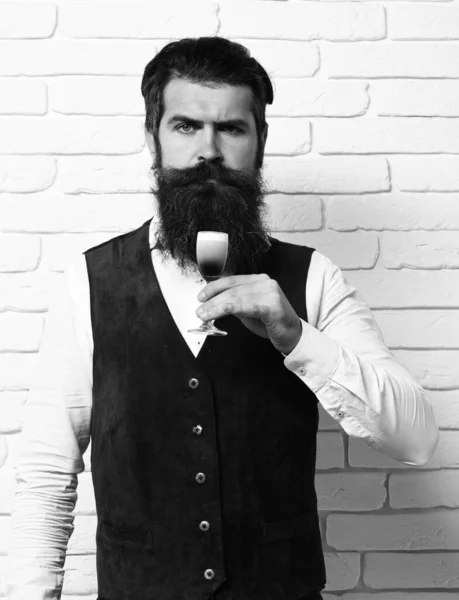 Hombre barbudo guapo serio — Foto de Stock