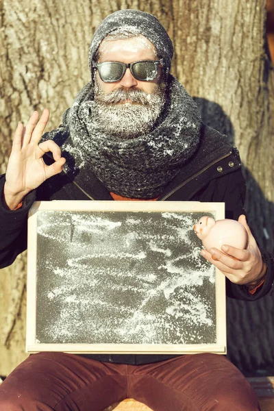 Man med bräda och gris — Stockfoto