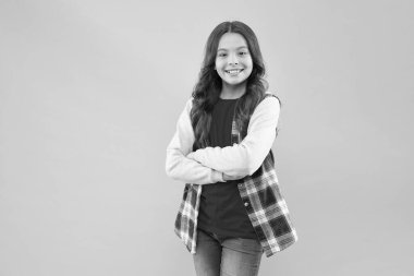 Havalı ve mutlu olmayı seçiyorum. Havalı çocuk kollarını pembe arka planda tut. Moda ve tarz. Çocuklar için havalı ve modaya uygun kıyafetler. Kız kıyafetleri. Güzellik salonu. Kesinlikle harika, kopyalama alanı