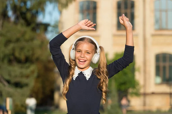 Aktív lány hallgat zenét modern vezeték nélküli fejhallgató séta közben, tánc koncepció — Stock Fotó