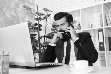 Malzeme ve malzeme ayarlayın. İş adamı telefon görüşmesi. Cep telefonu görüşmeleri. Lojistik Bölümü. Kriz çözümü. Kriz yönetimi. Kriz konsepti. Müşterilerle iletişim kurmak