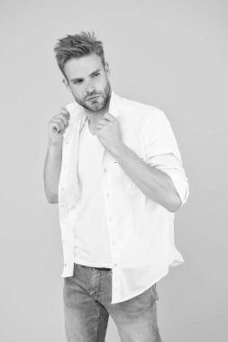 Rahat hissediyorum. Sıradan gömlekli yakışıklı bir adam. Erkek giyim ve şık kıyafetler. Günlük kıyafetlerini giy. Tarzın en iyi referanslarından biri olarak kabul edilir. Moda konsepti. Erkek manken mağazası.