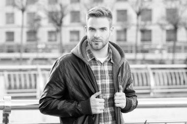 Yakışıklıymış. Şehir dışında yakışıklı bir adam var. Tıraşsız, yakışıklı ve şık saçlı beyaz bir adam. Tarz ve bakım. Erkek modası trendleri. Şehir yaşam tarzı. Kendinden emin ve yakışıklı.