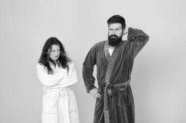 Boşanma. Mavi geçmişli mutsuz bir çift. Seksi kadın ve ev kıyafetleri giymiş sakallı adam. Karı koca arasındaki anlaşmazlık. Aile çatışması. İlişki çatışması. Çelişki ve çelişki