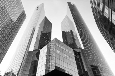 Paris, Fransa - 29 Eylül 2017: La Defense 'ın modern mimarisi. Uzun kuleler. Mimari tasarım. Mimarlık ve yapı. Mimarlık ve mühendislik. Mimari ve kentsel gelişim