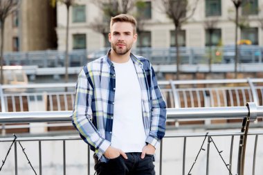 Düşük fiyata istediğin tarz. Şık çocuk şehir dışında duruyor. Erkekler için şık bir kıyafet. Summer Street tarzı. Moda modası. Günlük kıyafet dolabı. Erkek giyim ve sokak kıyafetleri. Şık ve moda