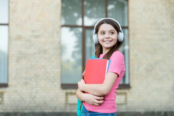 Nastoletnia uczennica szkoły ze słuchawkami stereo nowa technologia, dbałość o koncepcję dźwięku — Zdjęcie stockowe