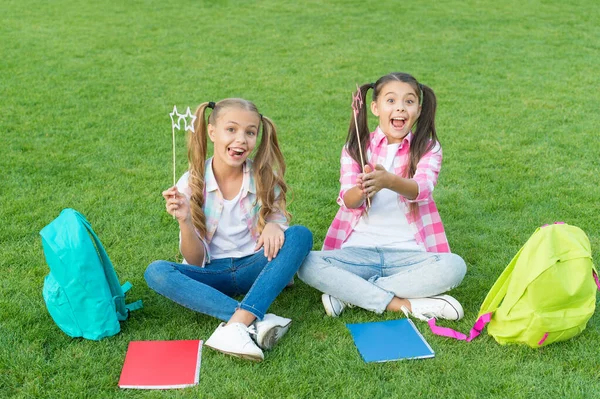 Dziewczęta uczennice odrabiają razem lekcje na świeżym powietrzu, rozwijają koncepcję kreatywności — Zdjęcie stockowe