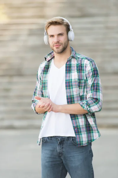Homme moderne écoutant de la musique écouteurs sans fil, chemin vers le concept universitaire — Photo