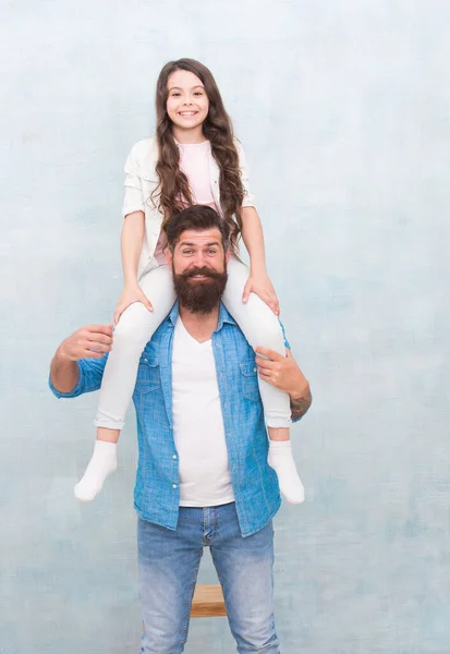 Haz lo que quieras. Bebé niña disfrutar de un juego activo con el padre. Hombre barbudo a cuestas niño pequeño. Una mirada casual de familia feliz. Ropa casual. Tendencias de moda. Estilo de moda. Peluquería. Peluquería — Foto de Stock