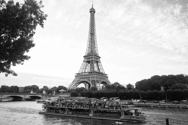 Париж, Франция - 29 сентября 2017 года: прогулка на лодке по реке Мбаппе. Эйфелева башня. Иконописная достопримечательность. Водный тур. Экскурсионный круиз. Туризм и путешествия. Туристическое направление. Откройте для себя знаменитые памятники — стоковое фото