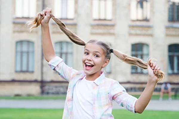 Niña estilo casual adolescente con hermoso peinado rizado, concepto de positividad —  Fotos de Stock