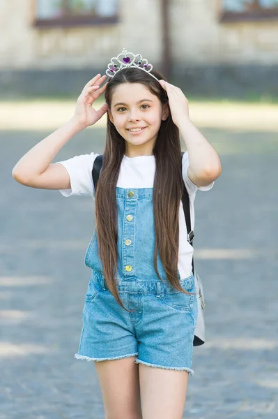 Hermosa chica moderna traje princesa tiara, concepto de estilo de vida de lujo —  Fotos de Stock