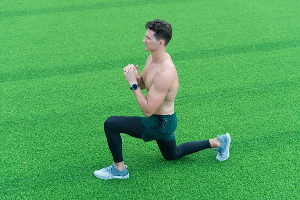 Fitness outdoor en life balance concept. De beste oefening voor jou. Training op frisse lucht. Grote vooruitgang. Z 'n spieren voorbereiden. Balanceer je leven. Hij daagt zichzelf uit. Aanvallen van de pose — Stockfoto