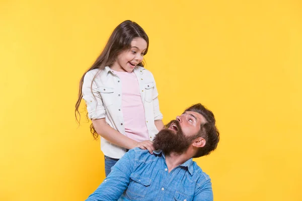 Padre y la pequeña hija feliz divertirse, concepto sorpresa —  Fotos de Stock